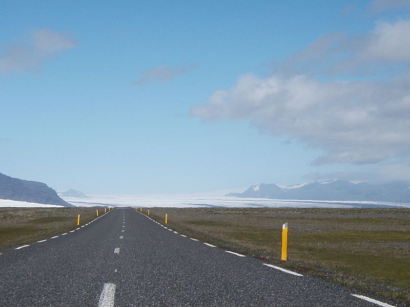 The glacier Vatnajökull seen by the road